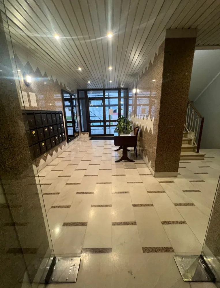 Hall de entrada de condomínio limpo pela L&G